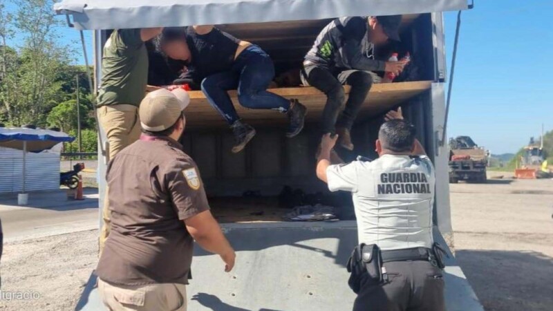 Descubren con Rayos X a 64 inmigrantes hacinados en dos camionetas