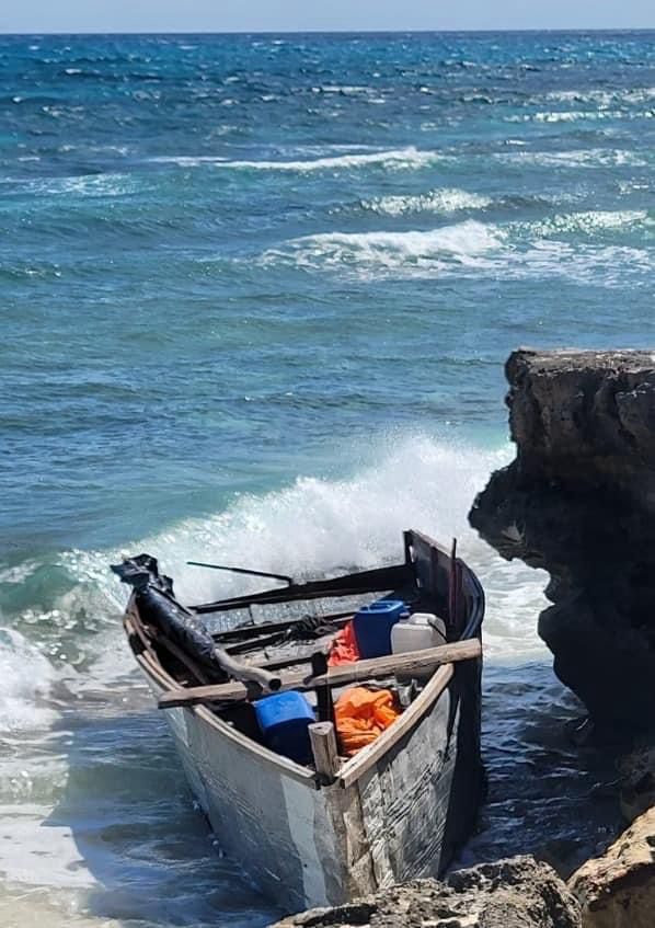 Desembarca grupo de balseros cubanos en Isla Mujeres; una embarcación hechiza fue localizada en la zona orienta de la ínsula.