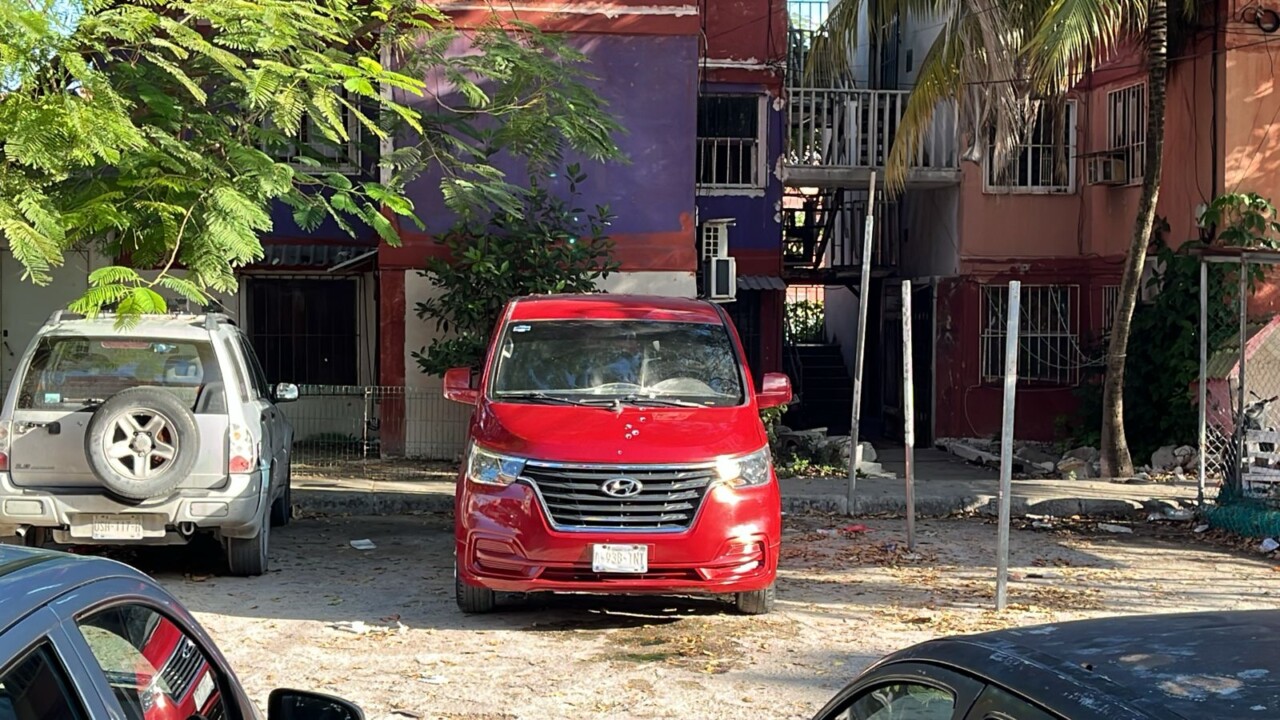 Disparan contra taxi de Isla Mujeres en el fraccionamiento Corales de Cancún; la unidad se encontraba estacionada frente a los departamentos.