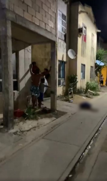 Ejecutan a un hombre en las puertas de su casa en Villas Otoch Paraíso de Cancún; fue emboscado por sicarios al regresar de comprar cervezas.