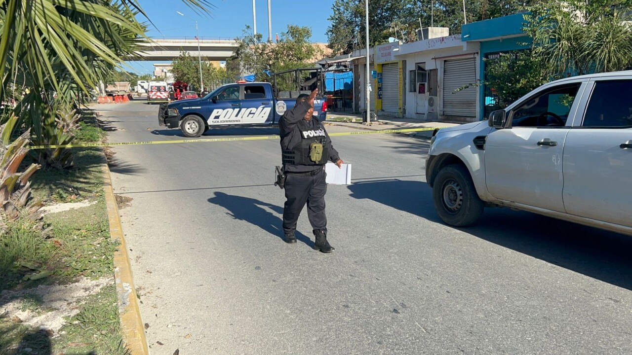 Ejecutan de varios disparos a un hombre en Playa del Carmen; la víctima caminaba por Villas del Sol cuando fue atacados por dos sicarios.