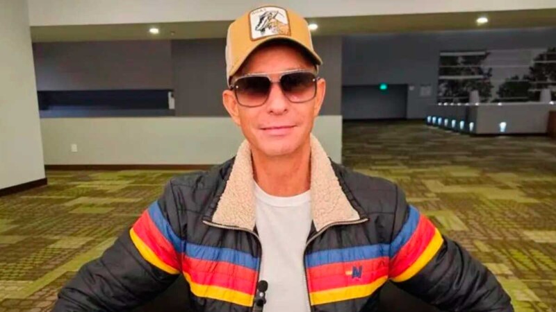 Erik Rubín es captado de la mano con joven mujer