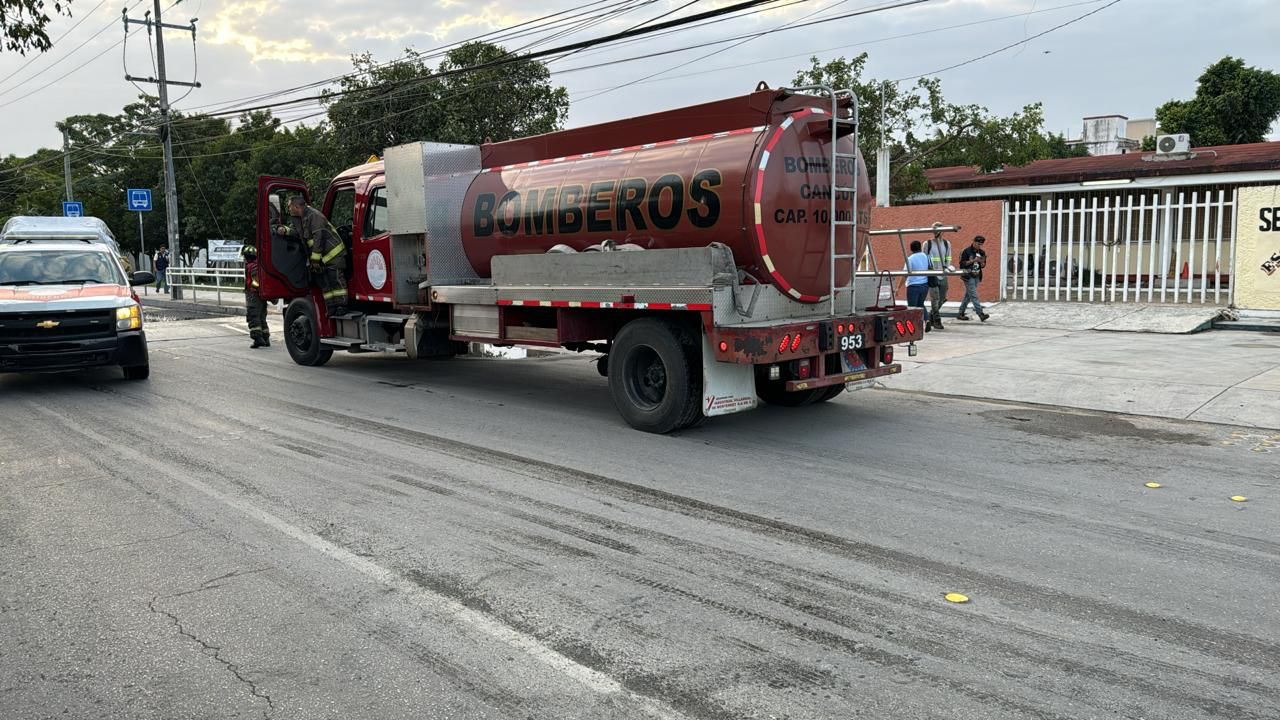 Fuga de gas moviliza a los cuerpos de emergencias en Cancún, sufre desperfecto máquina que hace trabajos de repavimentación en la ciudad.
