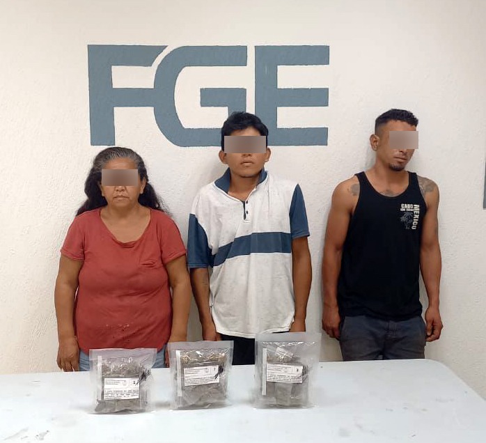 Detiene FGE y Guardia Nacional a tres personas durante un cateo en Playa del Carmen; los detenidos son María del Carmen “N”, Raúl Ignacio “N” y Joel “N”.