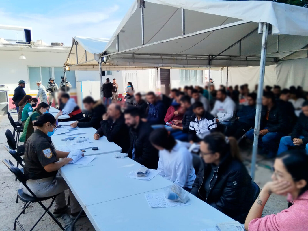 Aseguran en Yucatán a 150 migrantes en dos autobuses; las personas provenientes de cinco países de América y tres de Asia, no pudieron acreditar su estancia regular.