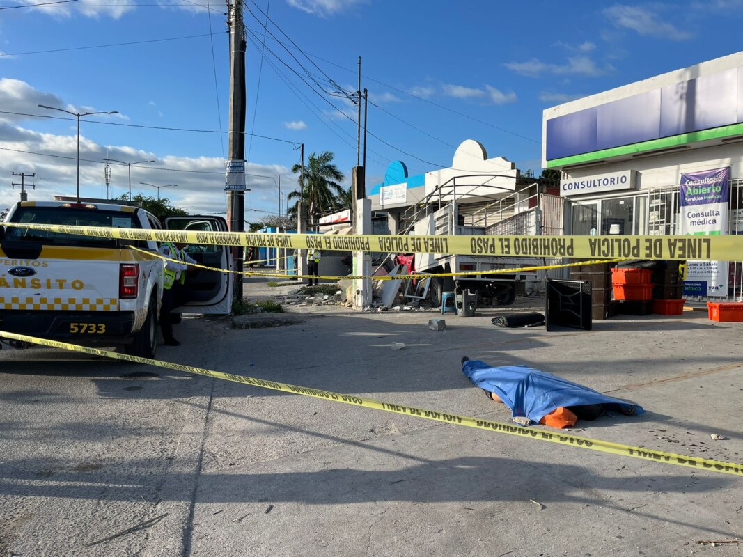 Hombre pierde la vida tras ser arrollado por una camioneta en la prolongación Tulum; el conductor perdió el control y embistió al peatón.