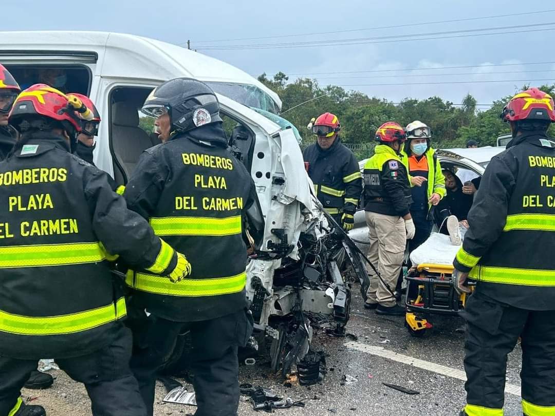 Identifican a las víctimas de fatal choque carretero en Playa del Carmen; se trata de cinco turistas argentinos, así como un mexicano.