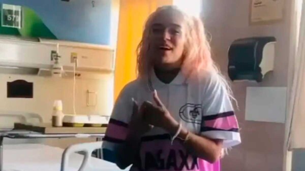 Karol G visita a los niños con cáncer en hospital de la CDMX