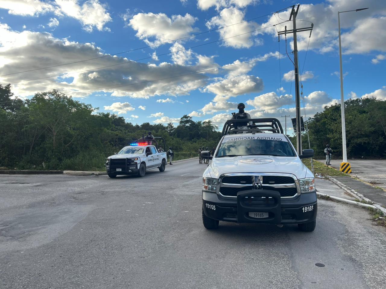 Hallan a una mujer ejecutada a balazos en la Supermanzana 315 de Cancún; su cuerpo fue embolsado y tirado en un área verde cerca de la multiplaza Chac Mool.