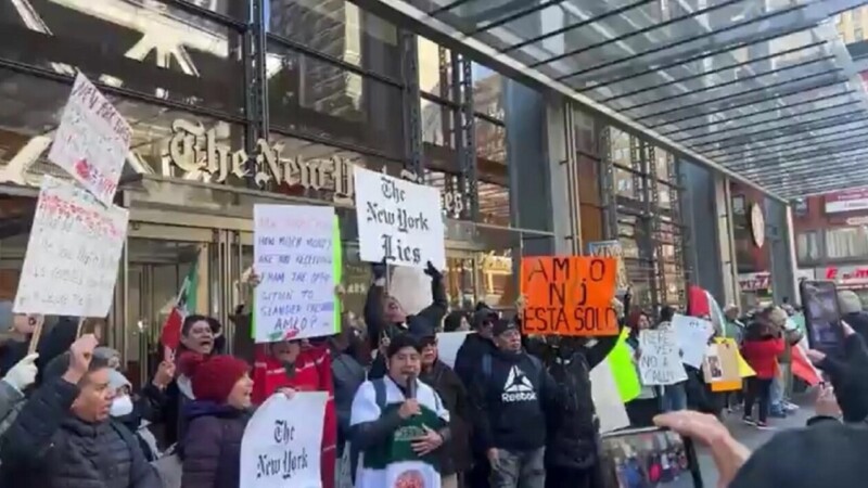“AMLO no estás solo”, migrantes ante el NYT