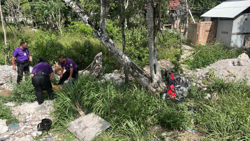 Motociclista pierde el control y derrapa sobre área verde