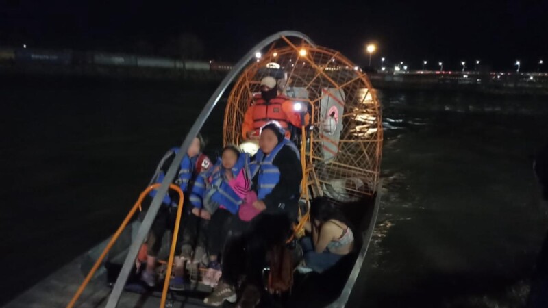 Rescatan a 11 migrantes a punto de sufrir hipotermia en el Río Bravo