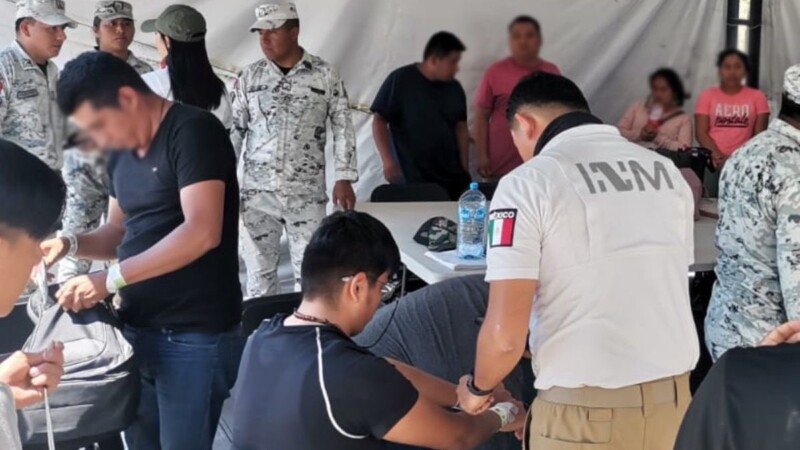 Rescatan a 156 extranjeros que eran transportados hacinados en unidades de carga