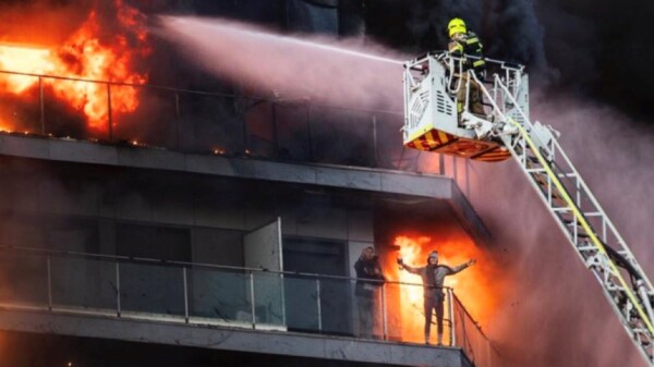 Se eleva a 10 los fallecidos por incendio en edifico de departamentos en España