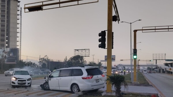 Se registra fuerte choque en el bulevar Colosio a la altura del Residencial Campestre