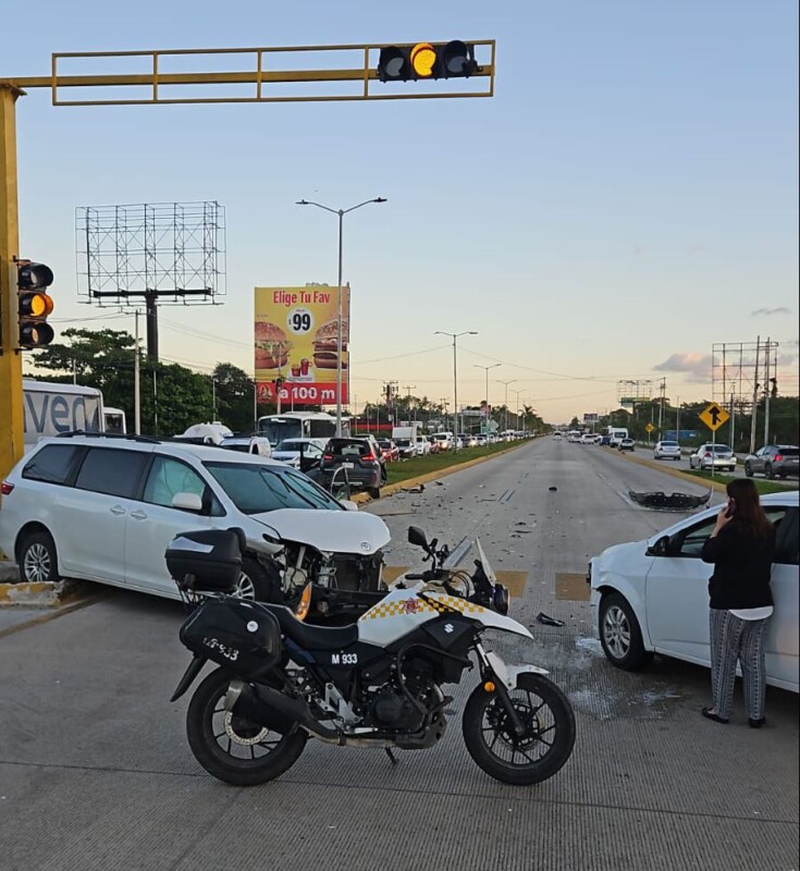 Se registra fuerte choque en el bulevar Colosio a la altura del Residencial Campestre; tres vehículos se vieron implicados y no hubo personas lesionadas de consideración.