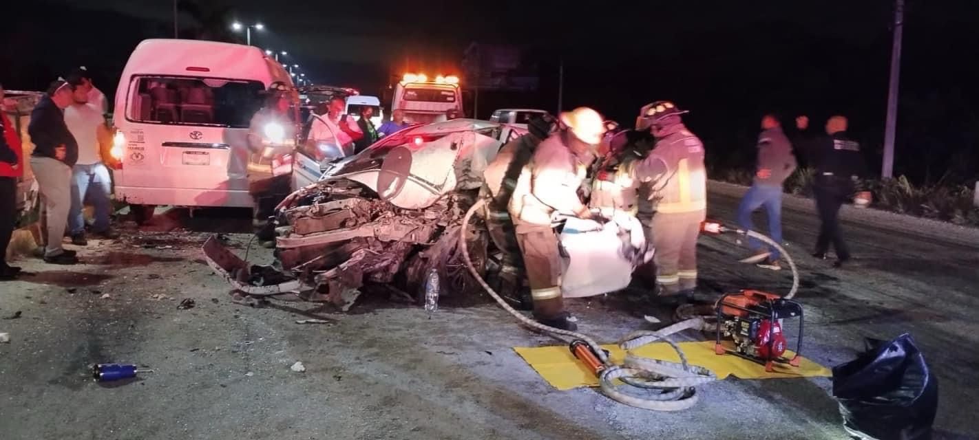 Taxista de Playa del Carmen queda prensado en fuerte accidente carretero; se estrella contra una esquitas que había sufrido un percance. Una argentina resultó lesionada.