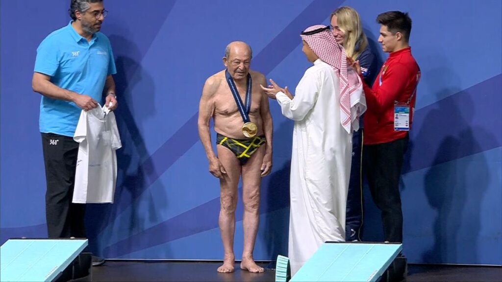 VIRALES: Iraní se echó un clavado ¡a sus 100 años!; En Doha 2024, Taghi Askari desafió las barreras del tiempo en Mundial de Natación.