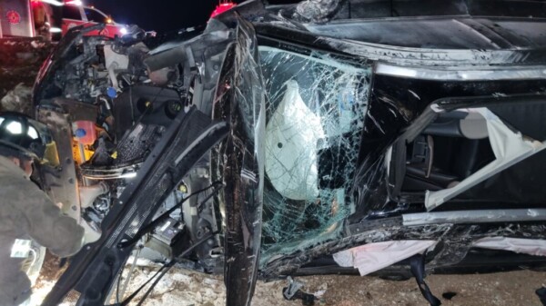 Vuelcan dos automovilistas en la prolongación de la Chac Mool.