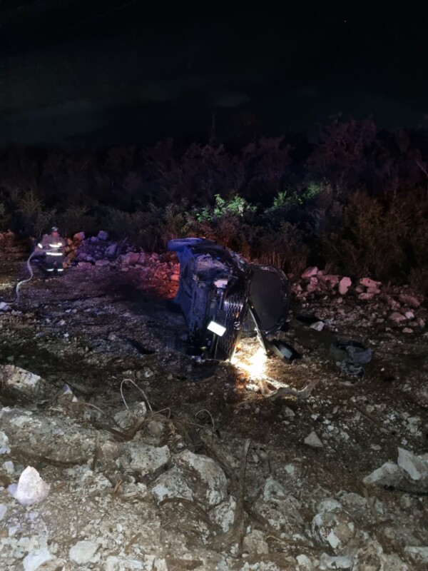 Vuelcan dos automovilistas en la prolongación de la Chac Mool; en menos de 12 horas se registran aparatosos accidentes en la nueva vialidad.