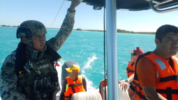 Auxilia la Marina a tres kayakistas en la laguna de Bacalar