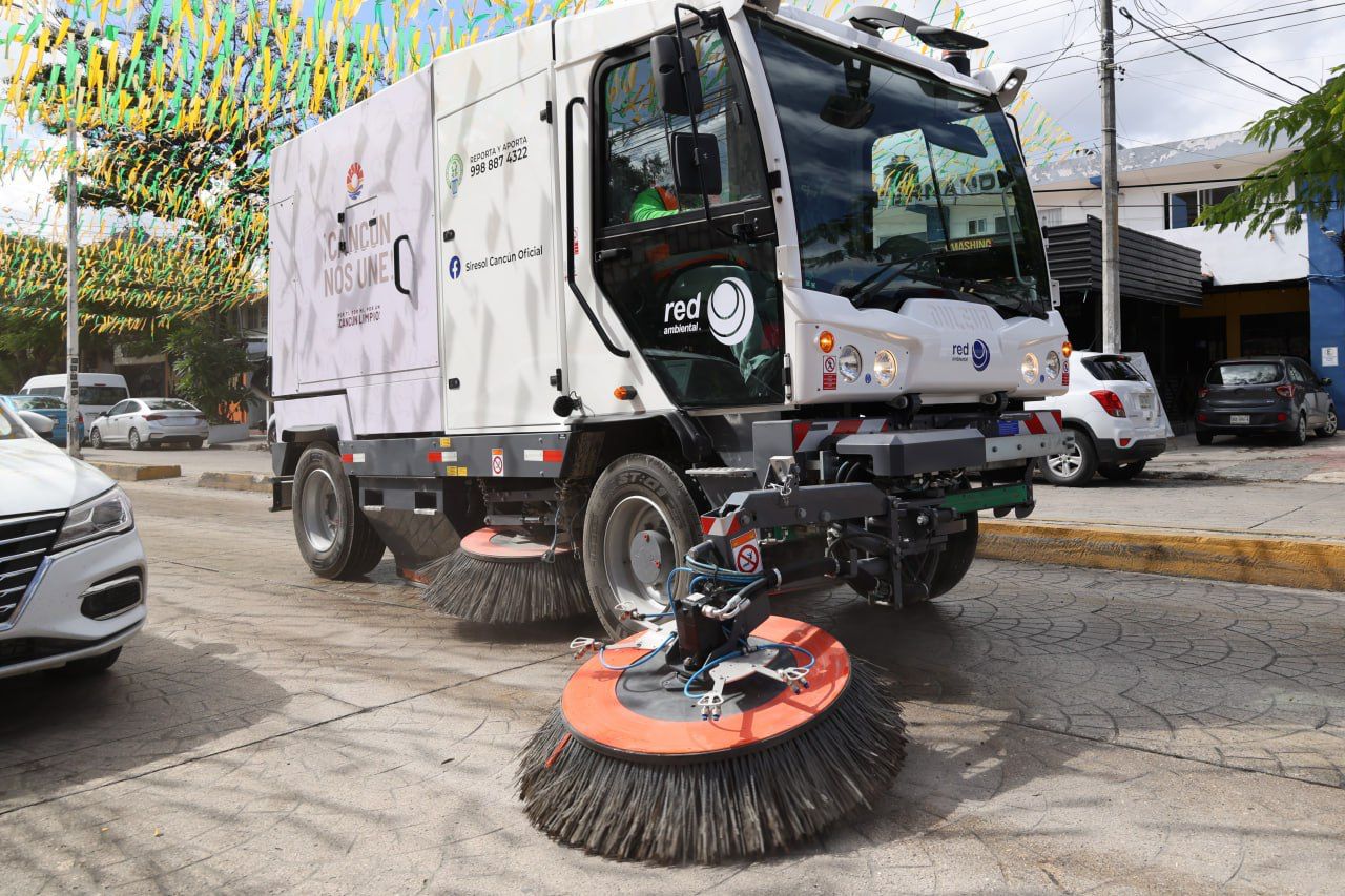 Con dos maquinarias se barrerán 25 km diarios de avenidas principales; el objetivo es recoger basura vegetal acumulada en calles y optimizar la atención en parques y áreas jardinadas.