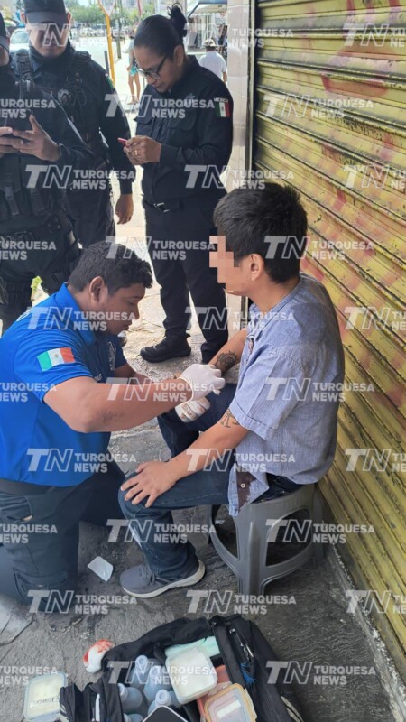 Recibe puñalada durante un asalto en ‘El Crucero’ en Cancún; un joven requirió la atención de paramédicos por una lesión en el abdomen.