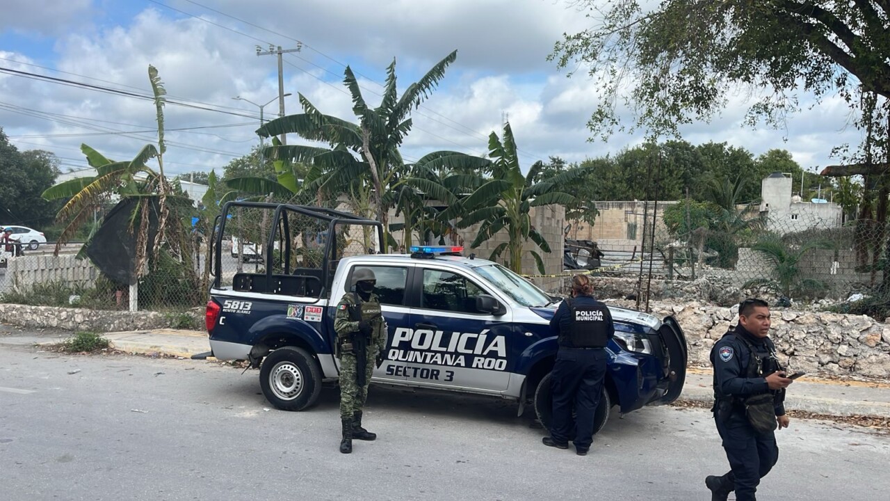 Ejecutan a un hombre en una vivienda de la Región 235 de Cancún; la víctima presentó un impacto de bala en la cabeza.