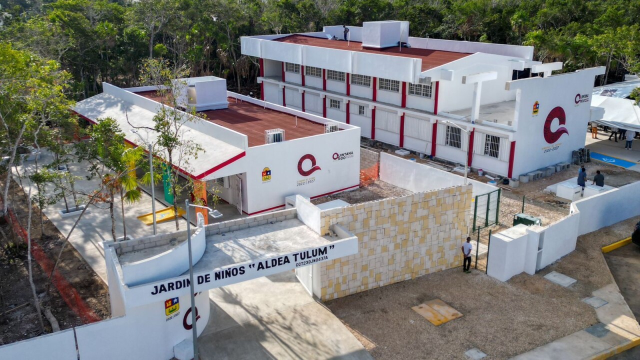 Las dos escuelas de nueva creación recibieron el distintivo Obra Nueva Verificada como Escuela Transparente, otorgada por el Idaipqroo.