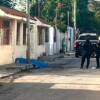 Ejecutan a hombre de varios balazos en avenida de Cancún