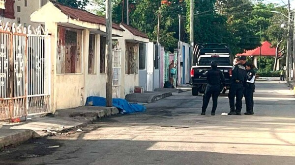 Ejecutan a hombre de varios balazos en avenida de Cancún