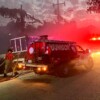 Incendio en área verde de Cancún amenaza con destruir varios autos