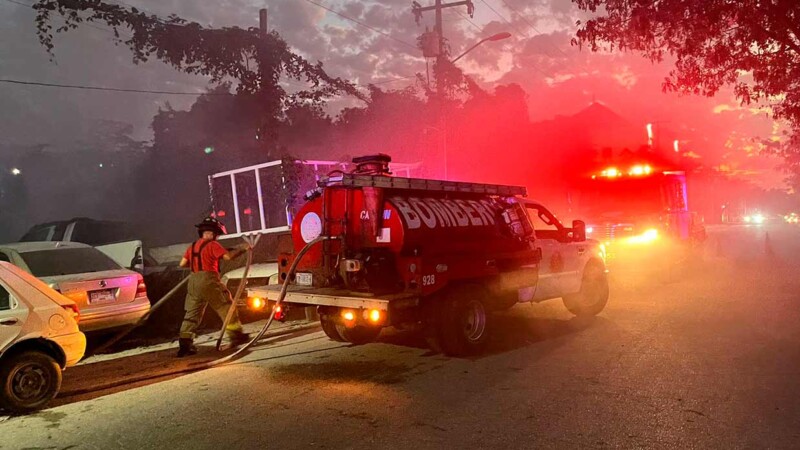 Incendio en área verde de Cancún amenaza con destruir varios autos