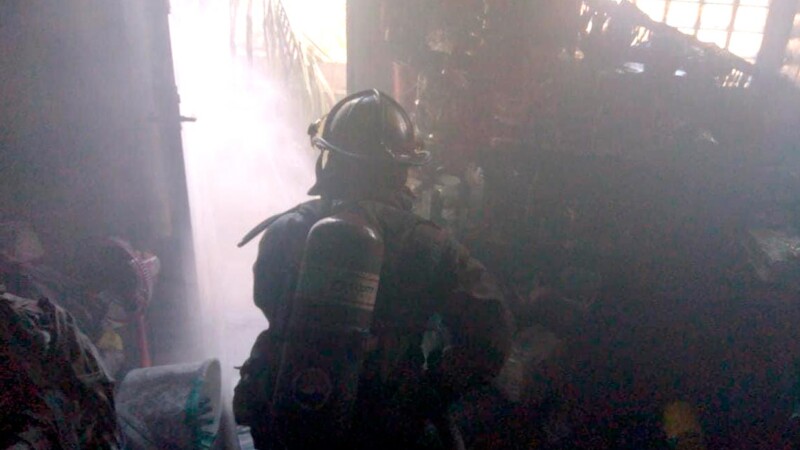 Bomberos rescatan a familia de incendio en Cancún