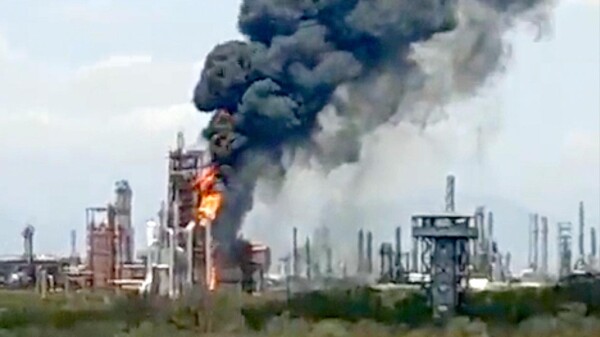 Se registra incendio en refinería de Pemex en Nuevo Leon