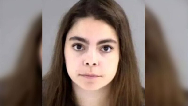 Detienen a maestra de 25 años por abusar sexualmente de estudiante de 14