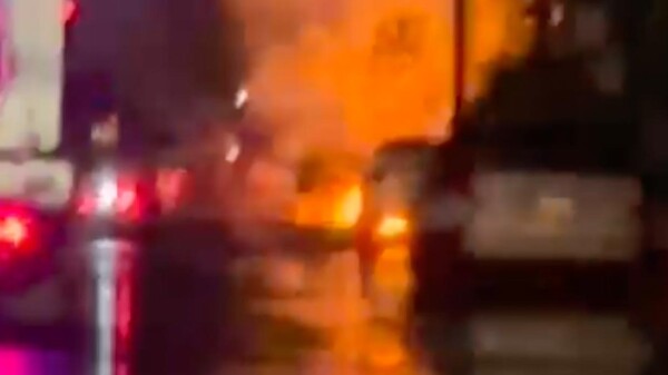 Poste de energía eléctrica cae sobre auto en Cancún