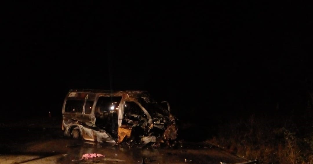 Trágico accidente en la Zona Maya deja 8 muertos y varios heridos; tráiler impacta de frente a una van de la Untrac.
