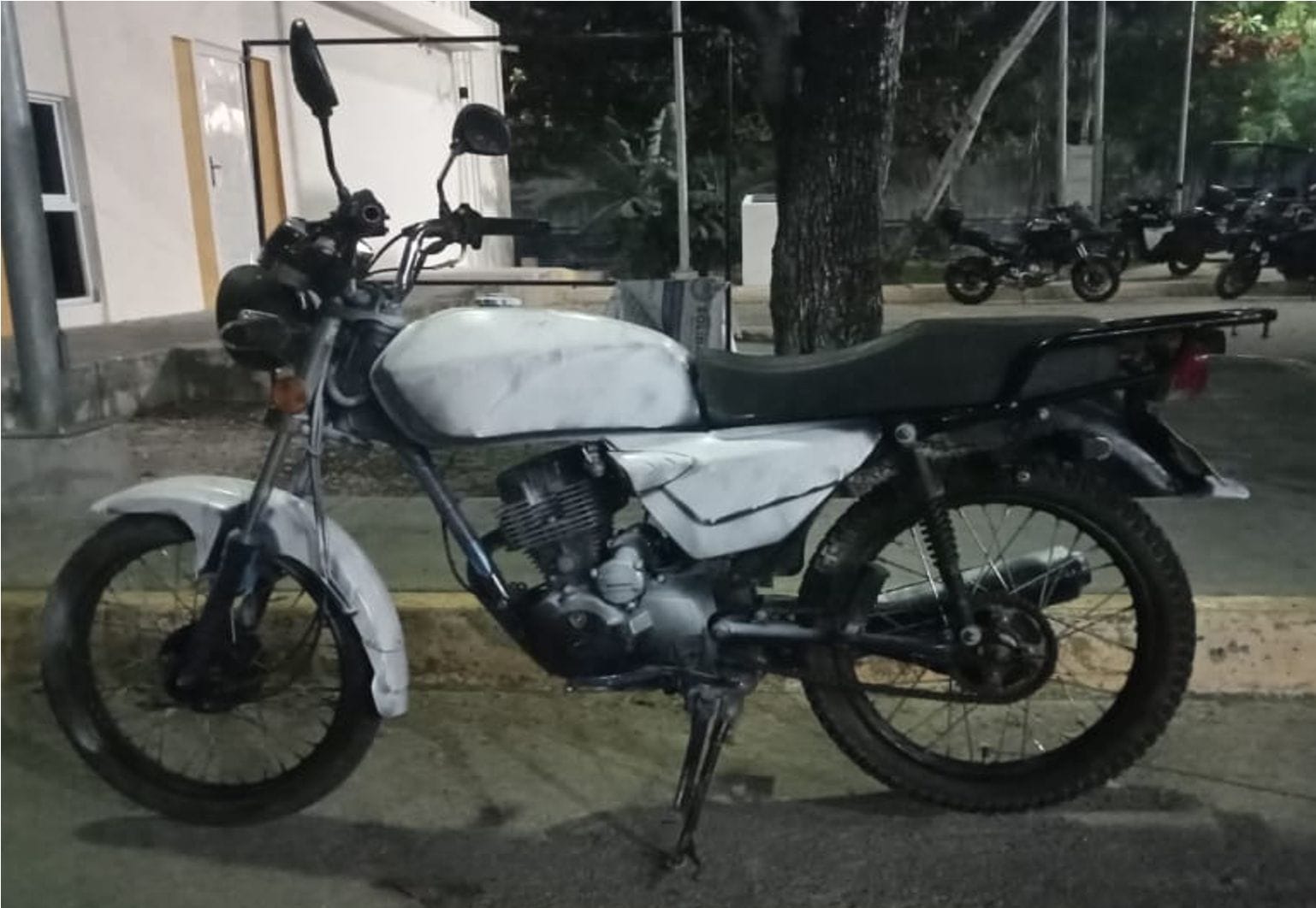 Detienen a mujer con una moto con placas sobrepuestas; Guadalupe “N” se transportaba en una Italika DT150, en La Gudalupana.