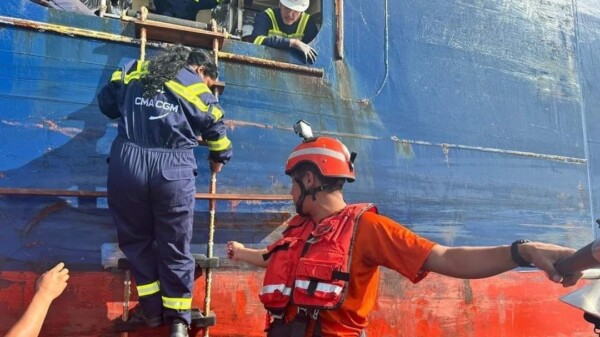 Apoya la Marina a siete migrantes rescatados por buque carguero en Isla Mujeres