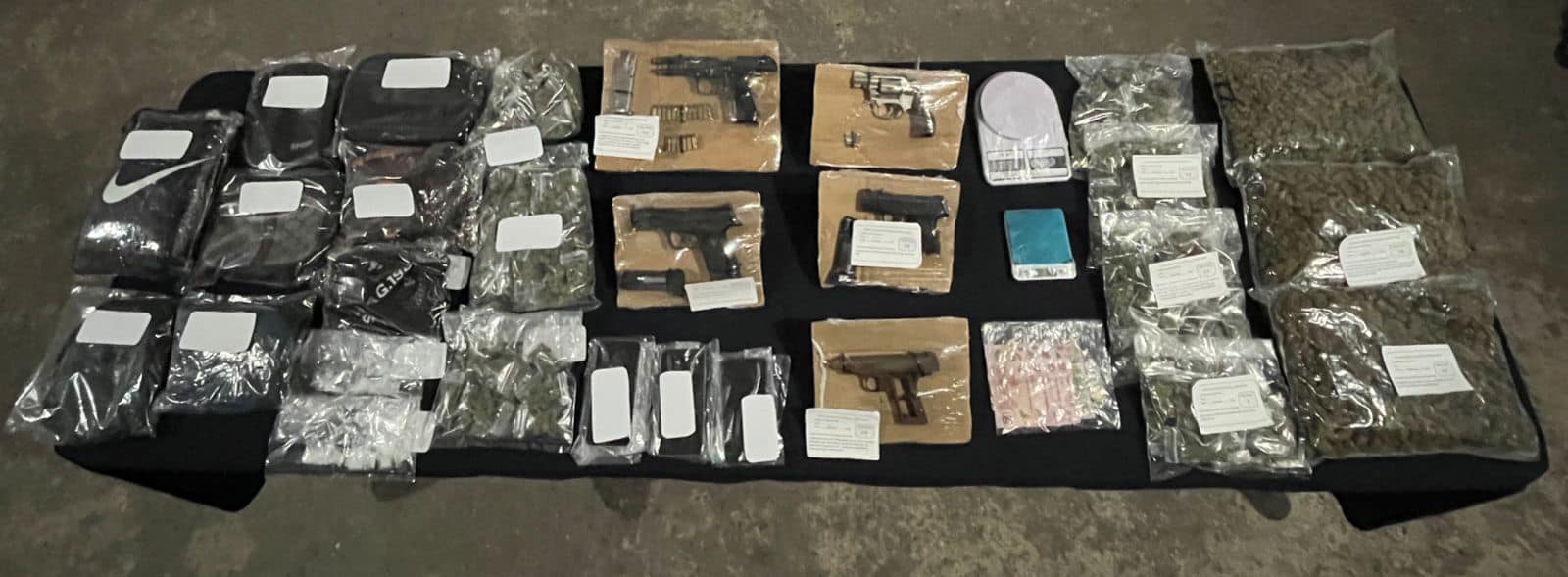 Desarticulan narcobanda que llegó a Cancún desde el Pacífico mexicano; a seis hombres y dos mujeres les decomisaron armas y gran cantidad de drogas.