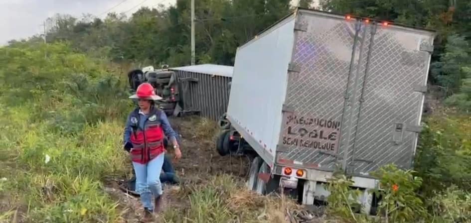 Otro trágico accidente carretero en Felipe Carrillo Puerto; tráiler invade y carril y se impacta contra una camioneta con trabajadores.