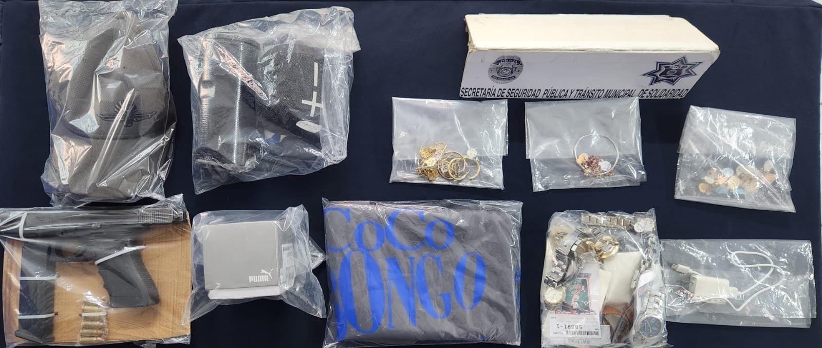 Presentan a asaltantes de casa de empeño de Playa del Carmen; a José “N” y Jesús “N”, les decomisaron un arma de fuego y parte del botín en Tío Rico.