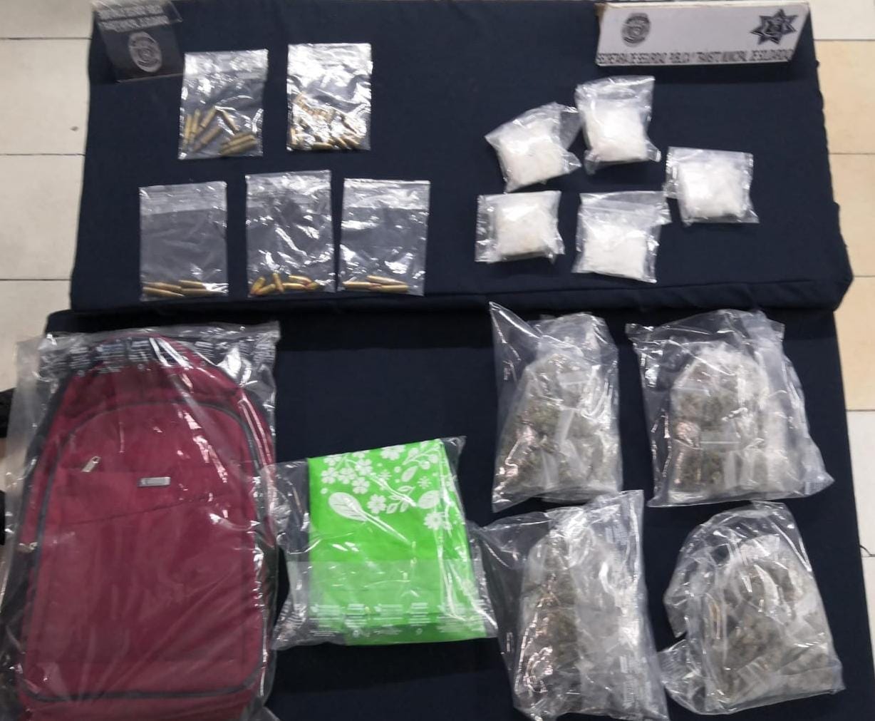 Detienen e sujetos con más de 500 dosis de drogas en Playa del Carmen; les decomisaron cocaína, metanfetamina y marihuana.