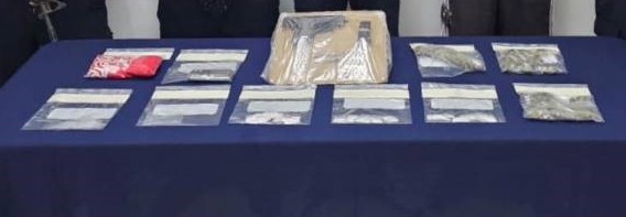 En Cozumel detienen a presuntos narcomenudistas con drogas y arma de fuego; Freddy “N”, Cristian “N” y Luis “N” fueron entregados a la FGE.