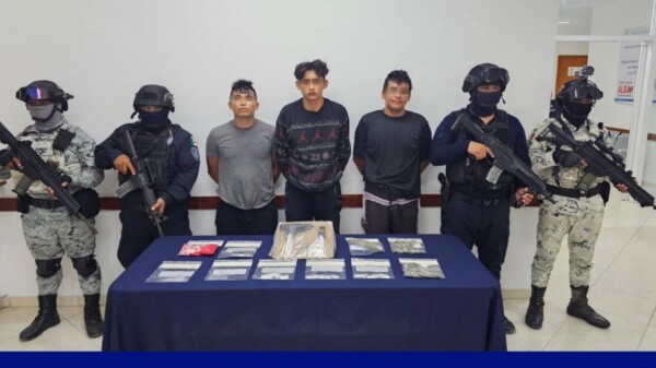 En Cozumel detienen a presuntos narcomenudistas con drogas y arma de fuego