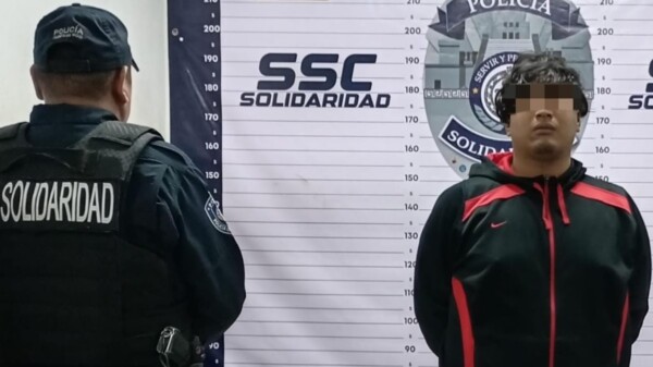 Detienen a sujeto con droga y chaleco táctico en Playa del Carmen