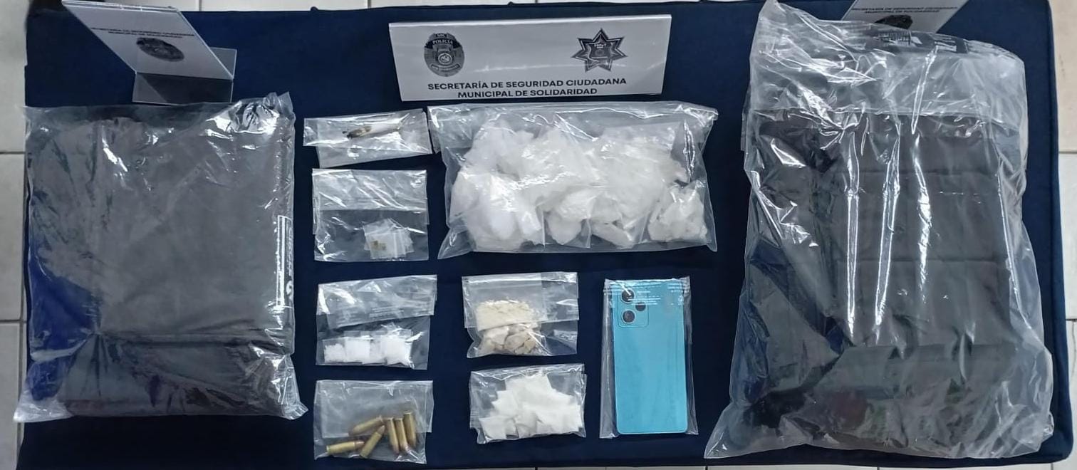 Detienen a sujeto con droga y chaleco táctico en Playa del Carmen; fue sorprendido fumando en vía pública y en cateo le hallaron los objetos.