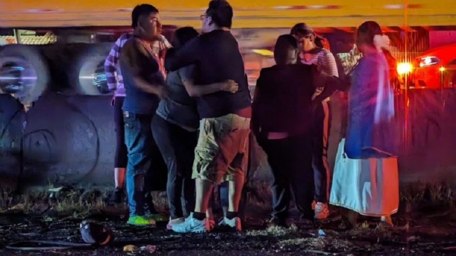 Fatal accidente en autopista deja 3 muertos y 15 lesionados; camioneta en la que viajaban obreros de la construcción terminó dando volteretas.