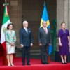 Reyes de Suecia son recibidos en Palacio Nacional por AMLO